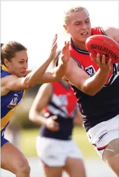  ?? ARKIVFOTO: DANIEL POCKETT ?? 29-årige Hannah Mouncey (t.h.) har tidligere spillet rugby, men fokuserer nu på håndbold, hvor hun spiller på det australske kvindeland­shold.