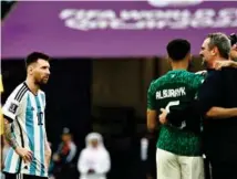  ?? EFE ?? Messi, abatido, mientras Alburayk festeja el triunfo.