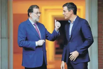  ??  ?? ► Mariano Rajoy junto al socialista Pedro Sánchez, en julio de 2017.