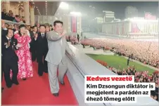  ??  ?? Kedves vezető
Kim Dzsongun diktátor is megjelent a parádén az éhező tömeg előtt