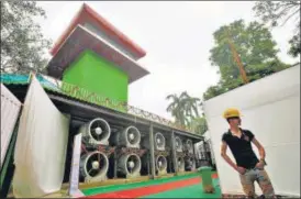  ?? REUTERS ?? A worker stands next to a newly installed ‘smog tower’, a 24-metre-tall air purifier, in New Delhi on Monday.