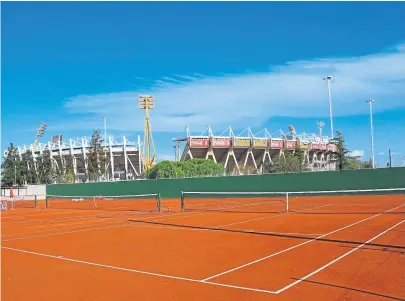  ??  ?? el complejo del flamante atP: las canchas de tenis en primer plano y el Kempes de fondo