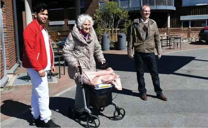  ?? FOTO: CAMILLA HOVSTØ ?? BESØK: Tormod Haugen besøkte sin mor Ella Haugen på Feviktun tirsdag. Her med sykepleier­student Mehdi Jawadi.