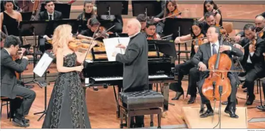 ?? PETER ADAMIK ?? Anne-Sophie Mutter, Daniel Barenboim, Yo Yo Ma y la Orquesta del Diván en plena interpreta­ción del Triple concierto de Beethoven.
