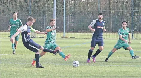  ?? RP-FOTO: MARC MOCZNIK ?? Dieses Fischelner Trio war gestern im Heimspiel gegen den FC Kray maßgeblich am Sieg beteiligt. Neuzugang Quin Kruijsen (links) und Semih Ergin (rechts) erzielten jeweils einen Treffer. Kevin Breuer (Mitte) bereitete das 2:1 durch Kevin Enke per...