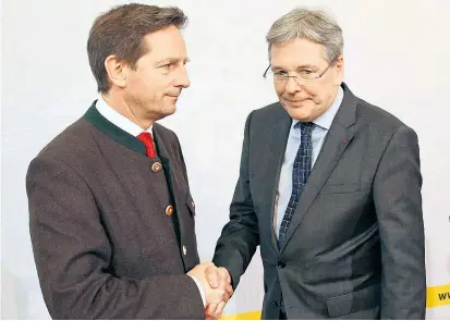  ??  ?? Handschlag zum Kompromiss: Landeshaup­tmann Peter Kaiser und ÖVP-Chef Christian Benger (links).