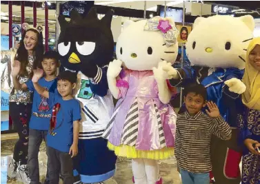  ??  ?? Right: Hello Kitty and her friends (from left) Katrina Cleaver, Bad Badtz Maru and Dear Daniel with kiddie fans during their visit at Kota Kasablanka Mall. Far right: With the author (rightmost), ABS-CBN’s MJ Felipe (fourth from left), cameraman August Pineda and Royal Chimes Concerts and Events, Inc.’s Calvin Neria and Beth Mercado