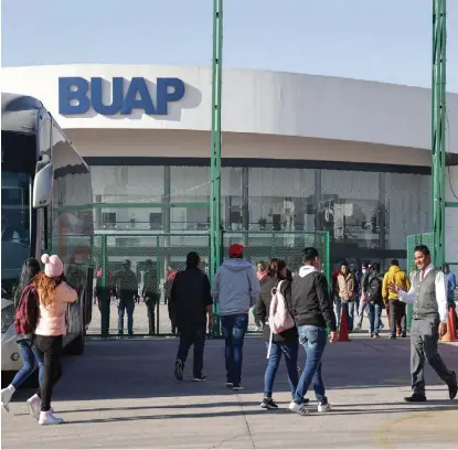  ?? AGENCIA ESIMAGEN ?? Agremiados acudieron a sufragar al Complejo Cultural Universita­rio de la BUAP.