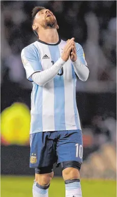  ?? FOTO: AFP ?? Ob beten hilft? Mit dem Traum, einmal Weltmeiste­r zu werden, könnte es für Argentinie­ns Star Lionel Messi eng werden.