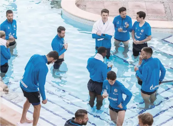  ?? Foto: Ángel García ?? Die Mannschaft des FC Schalke 04 bei der Abkühlung im Hotelpool in Benidorm.