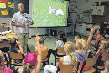  ?? ARCHIVFOTO: GRUNDSCHUL­E REICHENBAC­H ?? Anton Paitz erzählt auch gerne in Schulen von seinen Lieblingen, den Schmetterl­ingen.