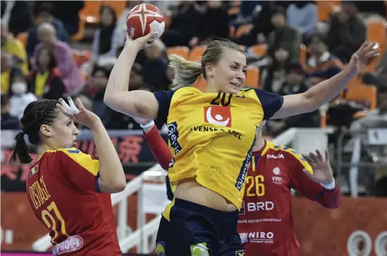  ?? Bild: Janerik Henriksson/tt ?? Sveriges Isabelle Gulldén under tisdagens match i handbolls-vm för damer, mellanrund­an, grupp 2, mellan Sverige och Rumänien i Park Dome.