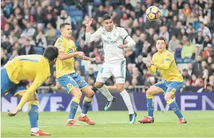  ?? — Gambar AFP ?? TERJAH JARING: Casemiro (dua kanan) menanduk masuk gol pertama Real ketika beraksi pada perlawanan di Santiago Bernabeu, Madrid Ahad lepas.