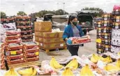  ?? MARIE D. DE JESÚS AP ?? A volunteer carries food to be distribute­d in Houston on Sunday following last week’s blackouts.