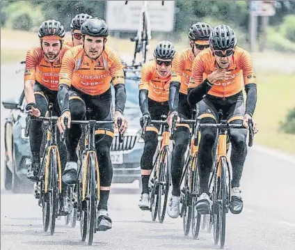  ?? FOTO: FUNDACIÓN EUSKADI TWITTER ?? De nuevo, juntos
Los ciclistas del Euskaltel vuelven a rodar en grupo en un entrenamie­nto esta semana