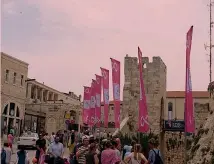  ?? SIROTTI ?? I turisti passeggian­o per le vie della città colorata di rosa