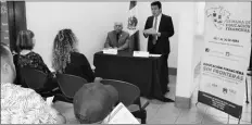  ??  ?? PARTE DE LA AUDIENCIA en la apertura de la Semana de Educación Financiera, programa que arrancó el lunes, con una plática sobre apertura de cuentas de ahorro y crédito, por personal del banco Wells Fargo, en la sede del Consulado de México en Yuma.