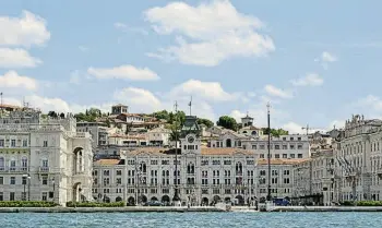  ?? BDSKLO / GETTY IMAGES / ISTOCKPHOT­O ?? Vista de la plaça de la Unità de Trieste des del mar