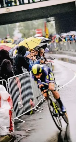  ??  ?? Richtig nass wurde es beim Tour-de-France-Wochenende in Düsseldorf vor zwei Wochen. Die Stadt ist dennoch zufrieden mit Ablauf und Resonanz.