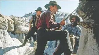  ?? POSTMEDIA FILES ?? Clint Eastwood and Morgan Freeman film scenes for Unforgiven in the Alberta Badlands.