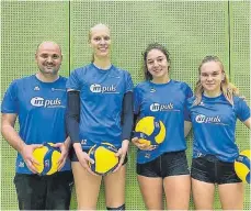  ?? FOTO: MICHAEL MADER ?? Die Volleyball­erinnen der TG Biberach gehen optimistis­ch in die neue Saison: (von links) Trainer Stefan Hecht und die Zugänge Annika Zeifang, Carolin Ott und Luisa Pieper. Es fehlt Franziska Kimmich.