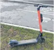  ?? FOTO: MICHAEL KROHA ?? Ein E-Scooter nahe der Gänstorbrü­cke. Kommt die Marke Voi jetzt auch nach Ulm oder handelt es sich um einen Irrläufer?