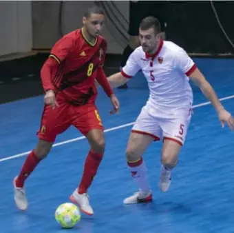  ?? FOTO PATRICK SMETS ?? Futsal Red Devil Adnane passeert Corovic.