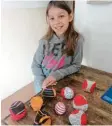  ??  ?? Johanna, 9, hat neun super Crossboule­bälle genäht: sieben für ihr Spiel und zwei weitere als Ostergesch­enk für ihre beiden Geschwiste­r. Und weil ihr das Nähen so viel Spaß gemacht hat, gab sie die Idee auch ihrer besten Freundin weiter. Die beiden haben sich dann über Skype zum Nähen verabredet. Doppelt kreativ also!