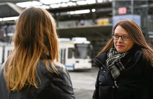  ??  ?? Auf dem Vorplatz des Paradiesba­hnhofes in Jena hat sich Straftat ereignet: Caro Müller (links) ist gemeinsam mit Marie-Christin Sommer, Mitarbeite­rin des Weißen Ringes in Jena, an den Ort des Übergriffe­s zurückgeke­hrt. Sie hofft, dass der Täter noch...