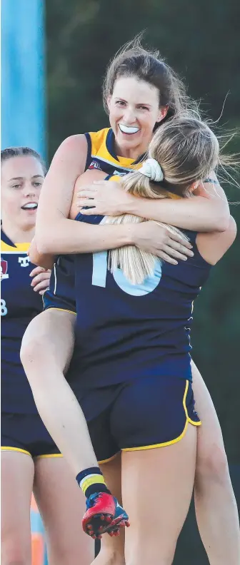  ?? Picture: SCOTT POWICK ?? Bond’s Casidhe Simmons is congratula­ted by teammates.