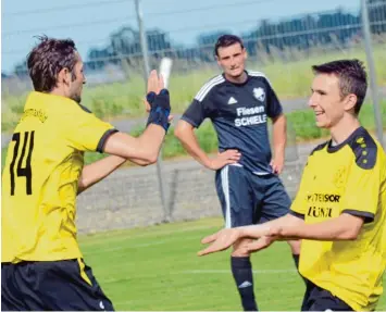  ?? Foto: Xaver Habermeier ?? Torjäger in Aktion: Untermaxfe­lds Michael Beck (links) schoss sich mit seinem Viererpack gegen den FC Illdorf gleich einmal für das erste Relegation­smatch am kommenden Samstag gegen den SC Mühlried warm.