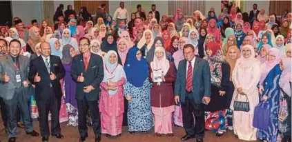  ?? [FOTO ASWADI ALIAS /BH] ?? Dr Wan Azizah bersama peserta Muzakarah Fiqh (Undang-undang) dan Konvensyen Antarabang­sa Ke-4, di Kuala Lumpur, semalam.