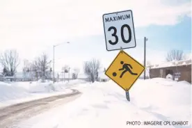  ?? PHOTO : IMAGERIE CPL CHABOT ?? En plus de la limite réduite à 40 km/ h dans l’ensemble du quartier, la vitesse maximum autour du CRFM est maintenant de 30 km/ h.