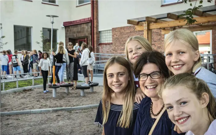  ?? FOTO: LEIF WECKSTRöM ?? TILLBAKA I SKOLAN. Kira-Maria Opperman, Freja Grönqvist, Mette Härkönen och Jannie Grönmark går i klassen 6A. Rektor Mia Förars-Pöytäniemi är glad när eleverna är glada.