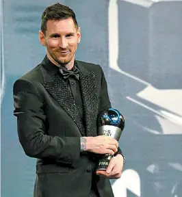  ?? SELEÇÃO DA ARGENTINA/DIVULGAÇÃO ?? Messi com o troféu que recebe pela sétima vez na carreira, um recorde absoluto