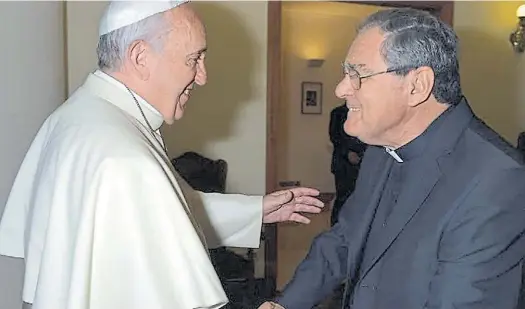  ??  ?? La foto desconocid­a. El papa Francisco recibe al obispo Oscar Ojea, pocas semanas antes que lo eligieran para conducir el Episcopado.
