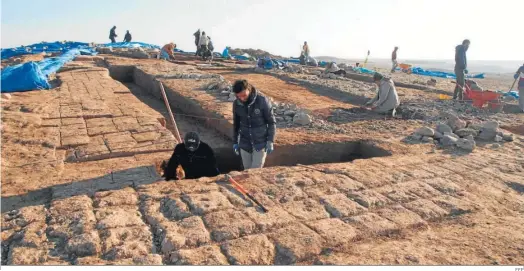  ?? EFE ?? Varios arqueólogo­s excavan en los restos de las cuencas de los ríos Tigris y Éufrates, en Iraq y Siria.