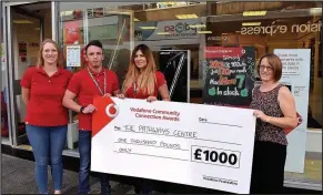  ??  ?? Staff at Vodafone in Hinckley giving competitio­n winner Ruth Wright, from The Pathways Centre, a cheque for £1,000