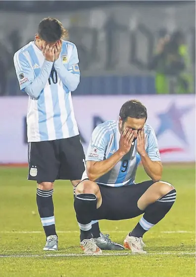  ?? F. marelli/ e. especial ?? Messi e Higuaín, sin consuelo tras una nueva decepción