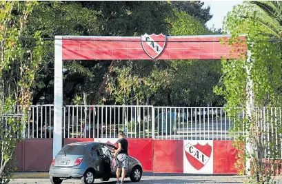  ?? JUANO TESONE ?? Desde adentro. La pensión de Villa Domínico donde residen los menores abusados.