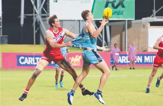  ??  ?? Lachlan McKenzie fights to maintain possession for Darwin Buffaloes against Waratah. Picture: Celina Whan/AFLNT Media