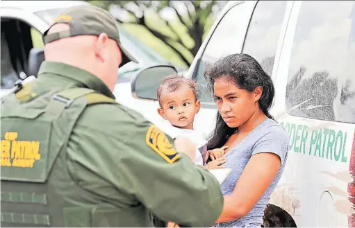  ??  ?? Contra el tiempo. Una corte de California estableció dos márgenes de tiempo para reunificar a las familias.