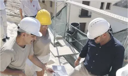  ?? Foto: Rathaus ?? Bürgermeis­ter Raúl Llobell (r.) und Stadträtin Rosana Caselles auf der Baustelle.