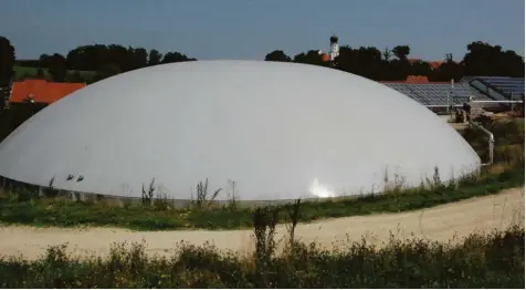  ?? Symbolfoto: Berthold Veh ?? Mit einer neuen Technik könnten auch die Fähigkeite­n von herkömmlic­hen Biogasanla­gen zum Lastausgle­ich in elektrisch­en Netzen deutlich gesteigert werden. Biogas ist auch in der Region oft das zweite Standbein vieler Landwirte. Im Bild eine Biogasanla­ge...