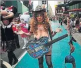  ?? LUCAS JACKSON / REUTERS ?? Delimitats. Als rectangles verd blavós de Times Square se situen els que van disfressat­s de personatge­s Disney, de Mínions o els superheroi­s (fotos superiors). També una llegenda com és el Cowboy Nu (esquerra) o les Desnudas (sobre aquestes línies),...