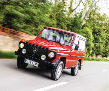  ??  ?? En haut à gauche et ci-contre Le 230 G, simple, solide et basique, est à l’aise sur les pistes bosselées en terre de ce vignoble du Midi, ou n’importe où ailleurs dans la campagne. 75