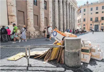  ?? FOTO: AFP ?? Müll vor historisch­er Kulisse: ein alltäglich­es Bild in Rom.