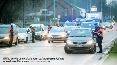  ?? FOTO KAREL HEMERIJCKX ?? Vrijdag in volle ochtendspi­ts gaan politieage­nten stiptheids­en controleac­ties voeren.