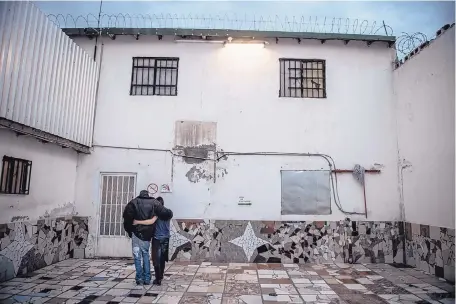  ?? ROBERTO E. ROSALES/JOURNAL ?? Two recovering addicts walk back to their sleeping quarters at the Volver a Vivir recovery center in Ciudad Juárez.