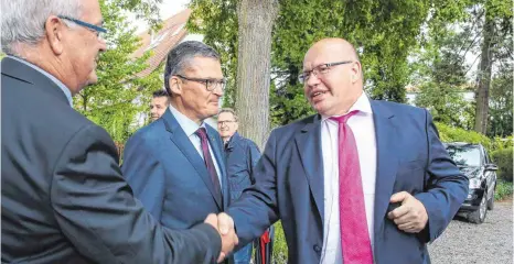  ?? FOTO: THOMAS SIEDLER ?? Essingens Bürgermeis­ter Wolfgang Hofer (links) und CDU-Bundestags­abgeordnet­er Roderich Kiesewette­r begrüßen Kanzleramt­sminister Peter Altmaier vor der Schlosssch­eune.